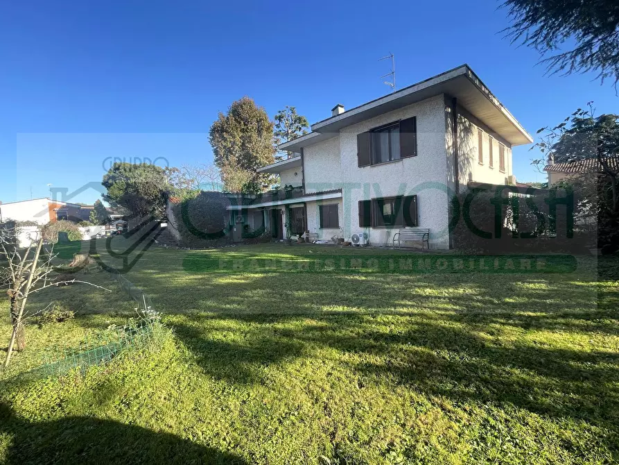 Immagine 1 di Villa in vendita  a Trezzano Sul Naviglio