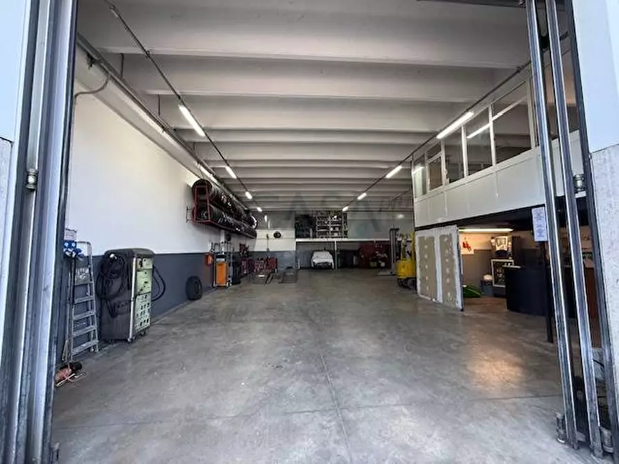 Immagine 2 di Capannone industriale in vendita  in Via Roma a Martinsicuro