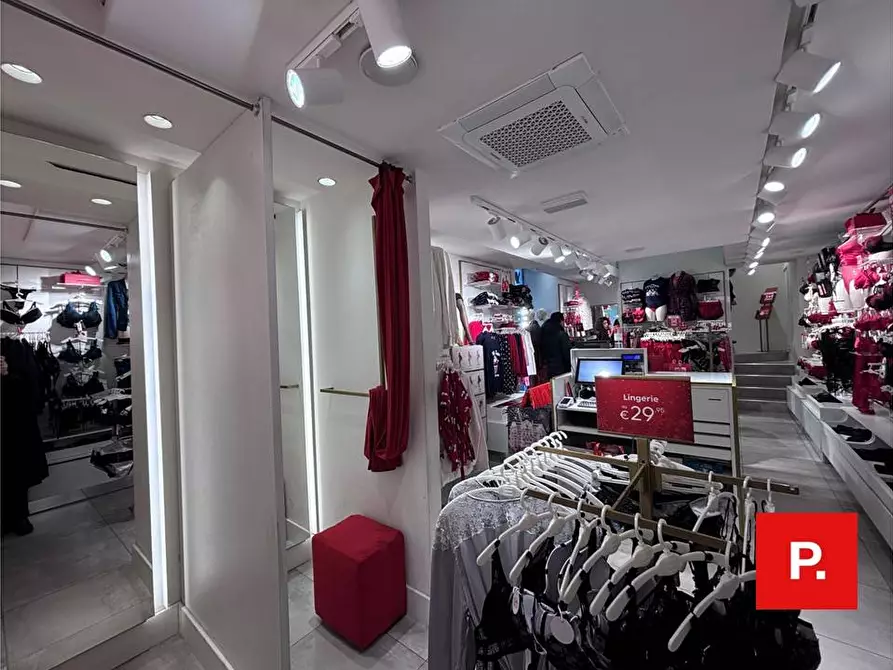 Immagine 10 di Locale commerciale in affitto  in via Mazzini a Caserta