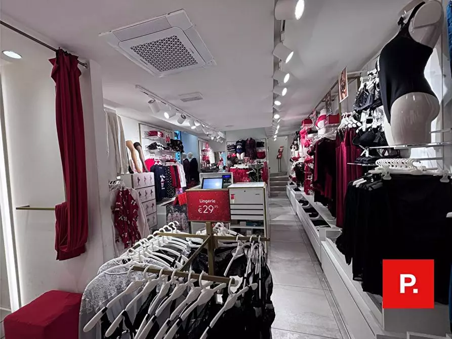 Immagine 11 di Locale commerciale in affitto  in via Mazzini a Caserta