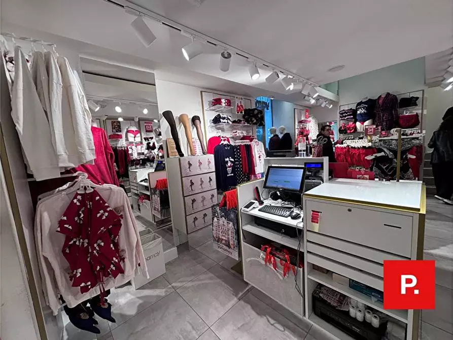 Immagine 12 di Locale commerciale in affitto  in via Mazzini a Caserta