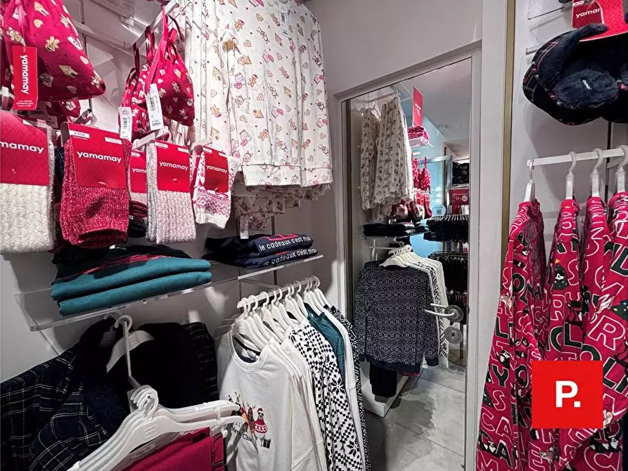 Immagine 13 di Locale commerciale in affitto  in via Mazzini a Caserta