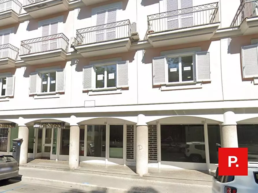Immagine 1 di Locale commerciale in affitto  in corso Giannone a Caserta