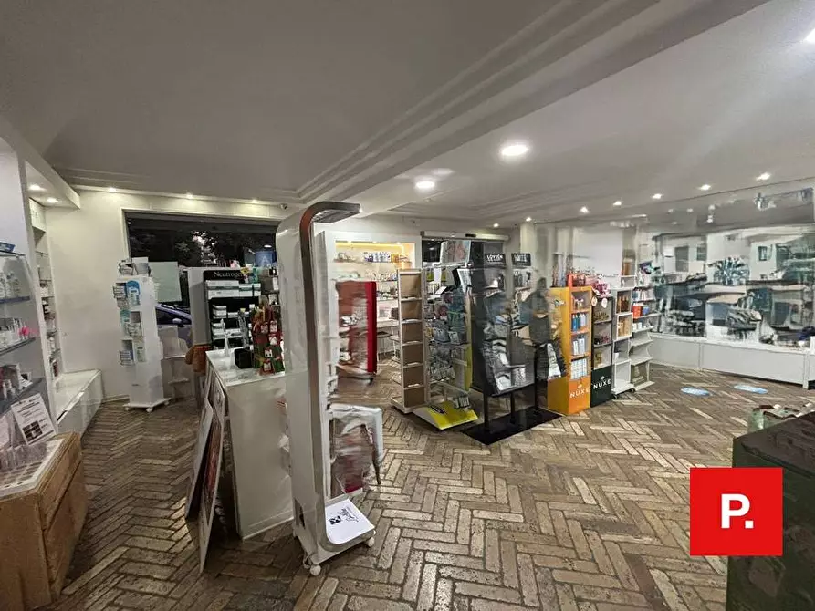 Immagine 6 di Locale commerciale in affitto  in via Gian Lorenzo Bernini a Caserta