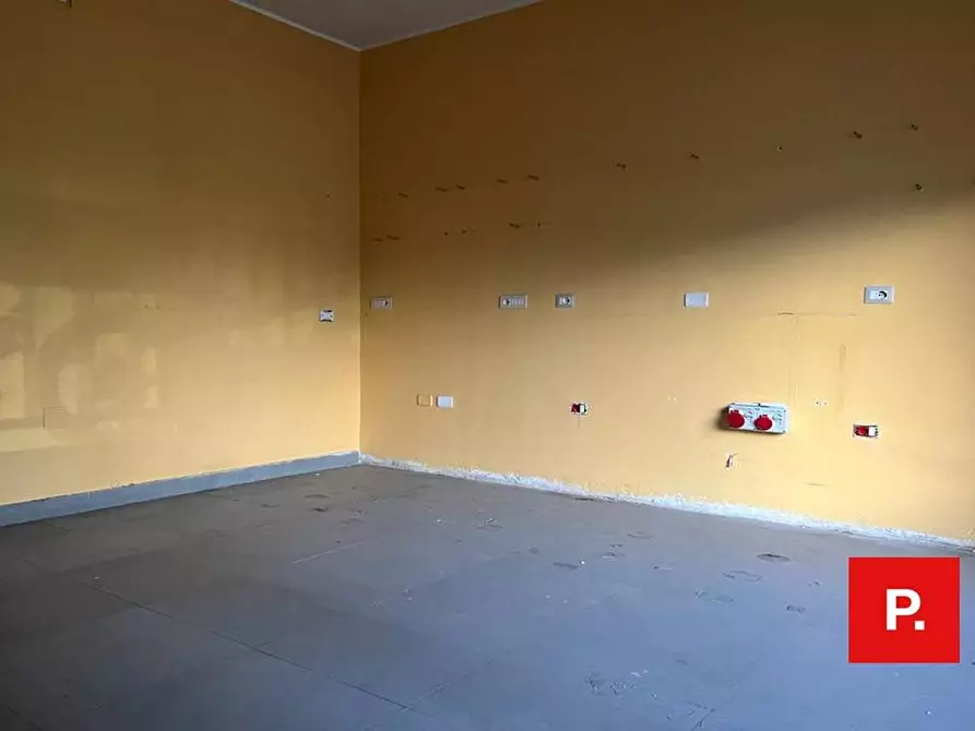 Immagine 11 di Locale commerciale in affitto  in via ferrarecce a Caserta