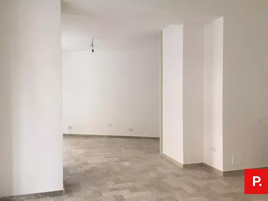 Immagine 11 di Locale commerciale in vendita  in Via Turati a Caserta