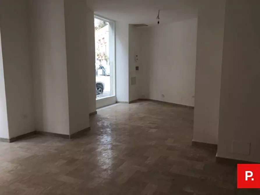 Immagine 10 di Locale commerciale in vendita  in Via Turati a Caserta