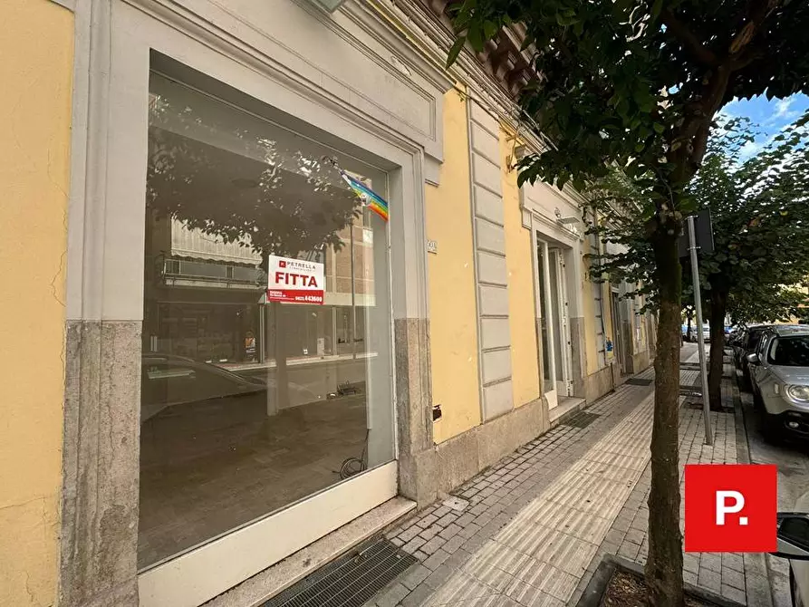 Immagine 2 di Locale commerciale in vendita  in Via Turati a Caserta