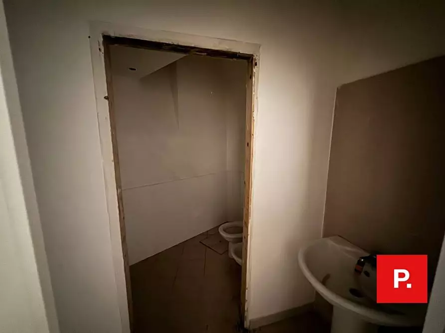 Immagine 14 di Locale commerciale in vendita  in Via Turati a Caserta