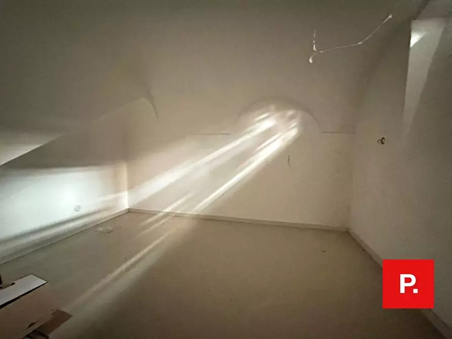 Immagine 15 di Locale commerciale in vendita  in Via Turati a Caserta