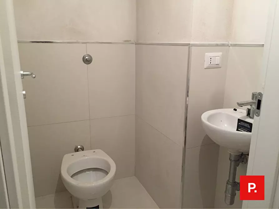 Immagine 11 di Locale commerciale in vendita  in piazza matteotti 35 a Caserta