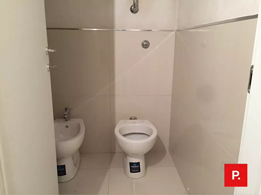 Immagine 12 di Locale commerciale in vendita  in piazza matteotti 35 a Caserta