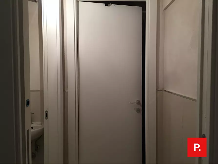 Immagine 13 di Locale commerciale in vendita  in piazza matteotti 35 a Caserta