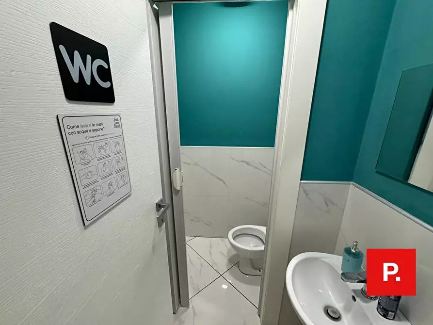 Immagine 9 di Locale commerciale in vendita  in via Turati 28 a Caserta