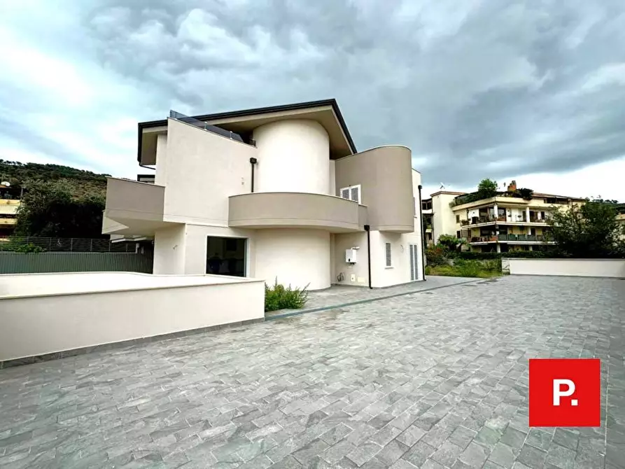 Immagine 1 di Villa in affitto  in via achille terraciano a Caserta