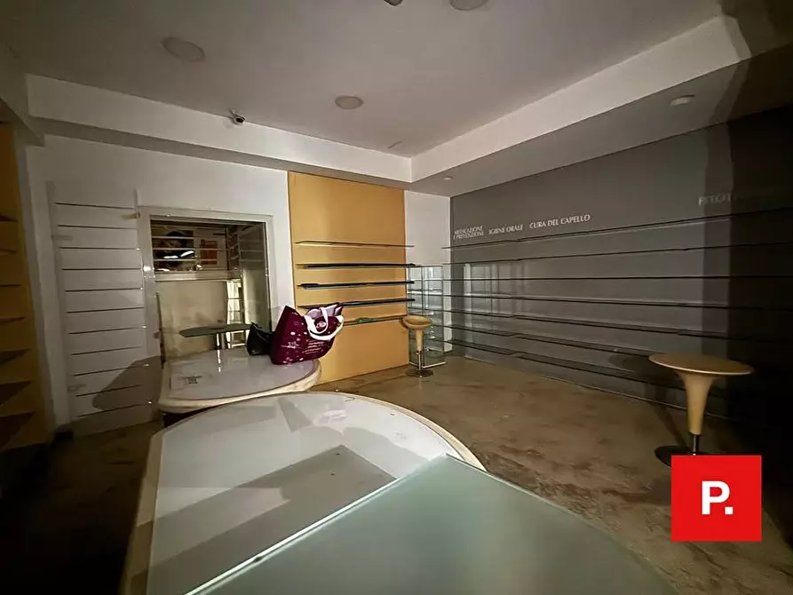 Immagine 3 di Locale commerciale in affitto  in piazza matteotti 9 a Caserta