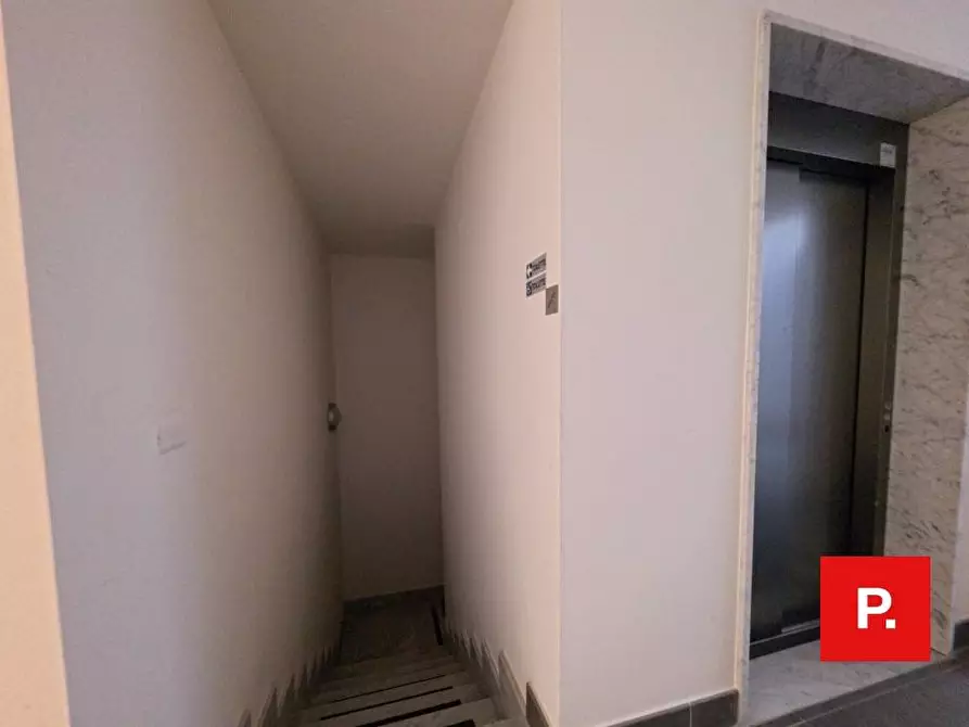 Immagine 19 di Locale commerciale in affitto  in Via Cesare Battisti a Caserta