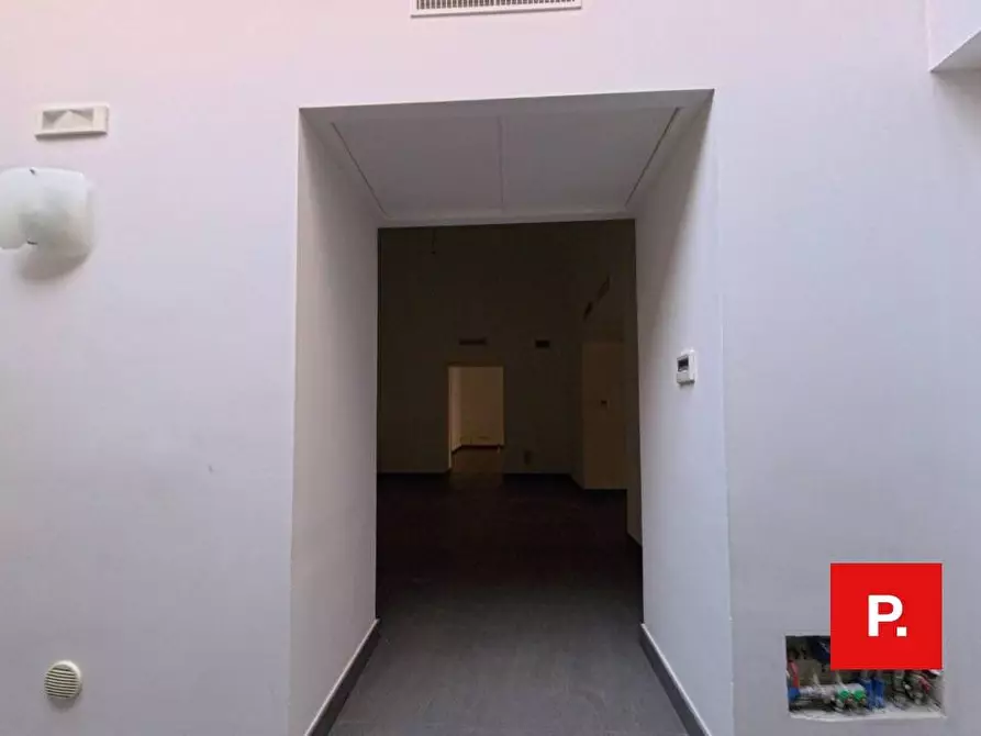 Immagine 28 di Locale commerciale in affitto  in Via Cesare Battisti a Caserta