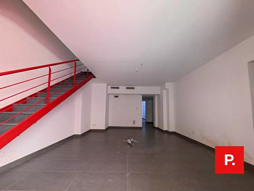 Immagine 2 di Locale commerciale in affitto  in Via Cesare Battisti a Caserta