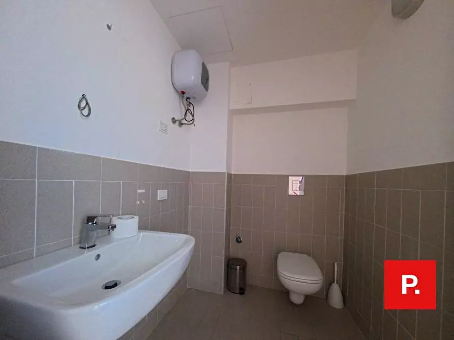 Immagine 9 di Locale commerciale in affitto  in Via Cesare Battisti a Caserta