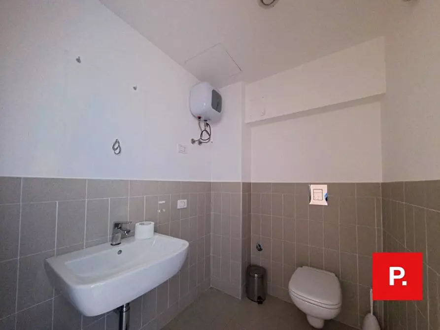 Immagine 10 di Locale commerciale in affitto  in Via Cesare Battisti a Caserta