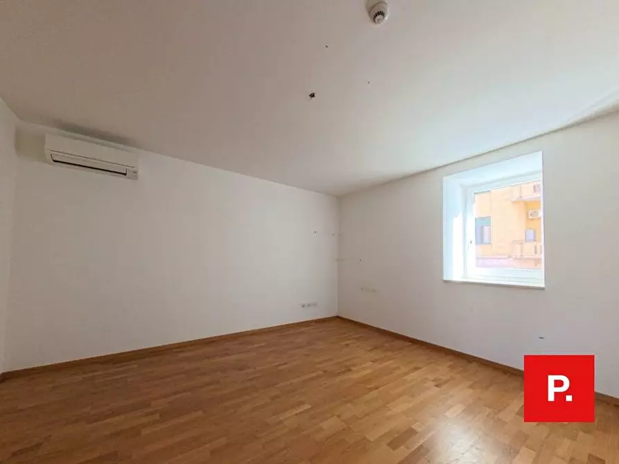 Immagine 12 di Locale commerciale in affitto  in Via Cesare Battisti a Caserta