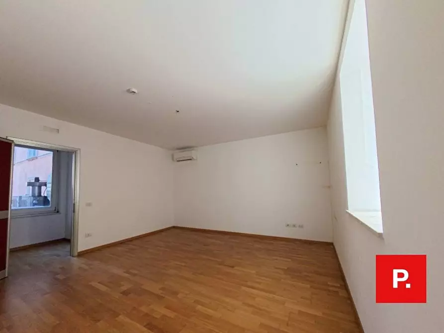 Immagine 15 di Locale commerciale in affitto  in Via Cesare Battisti a Caserta