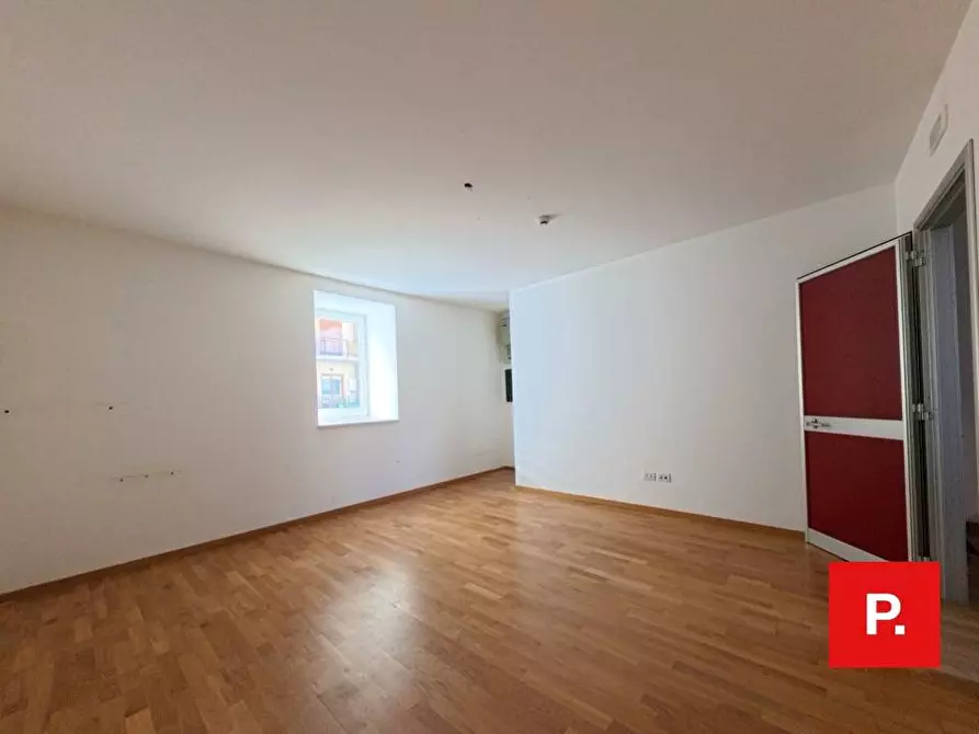 Immagine 14 di Locale commerciale in affitto  in Via Cesare Battisti a Caserta