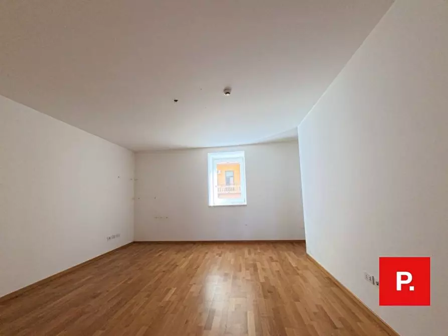 Immagine 13 di Locale commerciale in affitto  in Via Cesare Battisti a Caserta