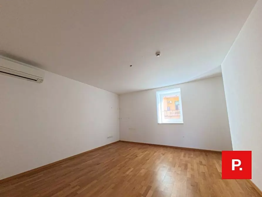 Immagine 11 di Locale commerciale in affitto  in Via Cesare Battisti a Caserta