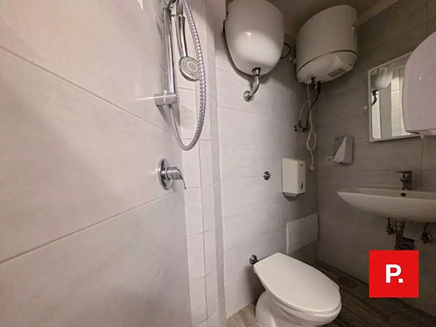 Immagine 24 di Locale commerciale in affitto  in VIA FERRANTE 7 a Caserta