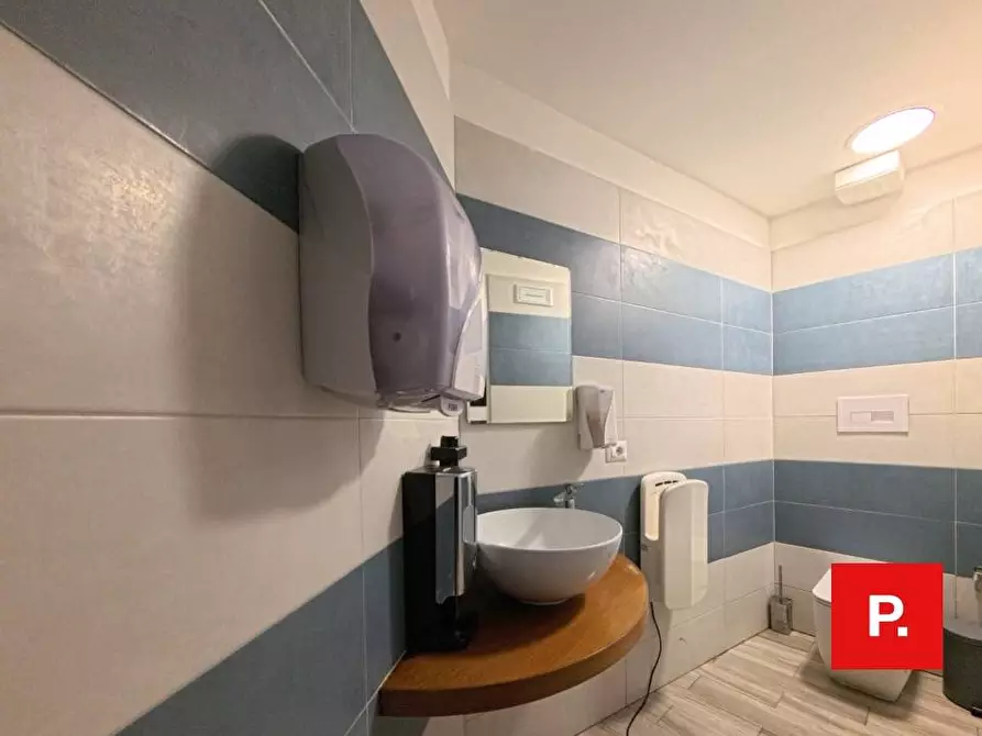 Immagine 13 di Locale commerciale in affitto  in VIA FERRANTE 7 a Caserta