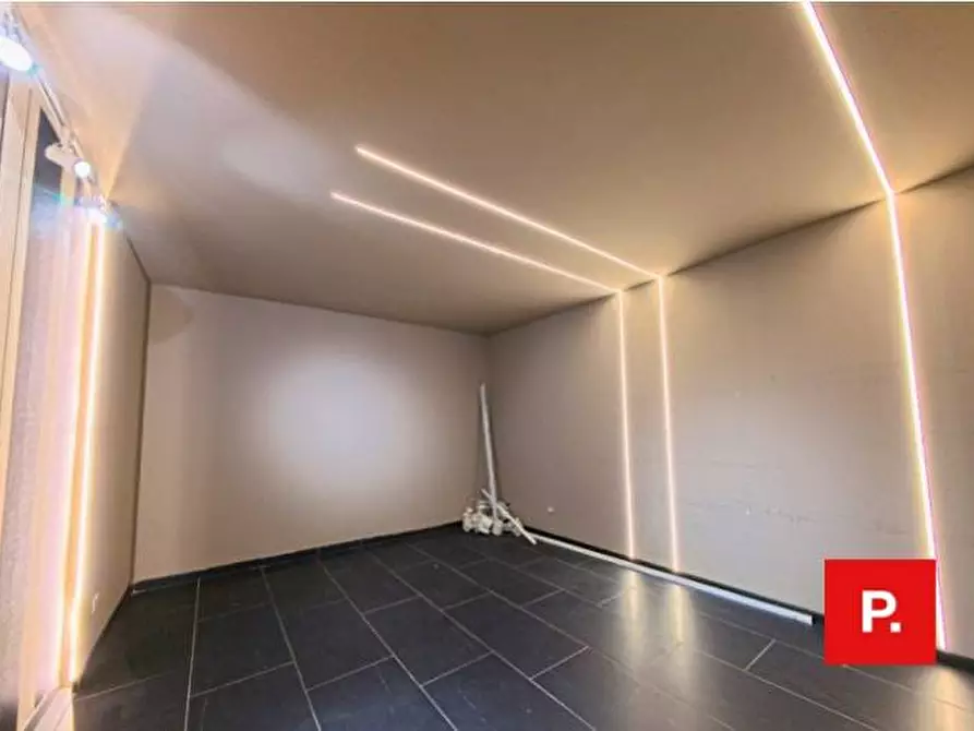 Immagine 24 di Locale commerciale in affitto  in via san carlo a Caserta