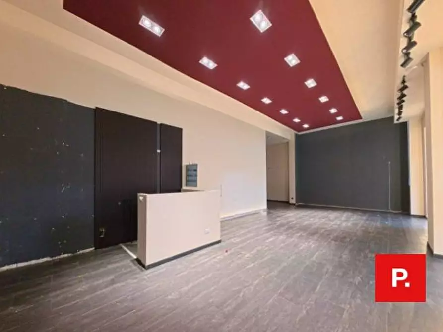 Immagine 1 di Locale commerciale in affitto  in via san carlo a Caserta