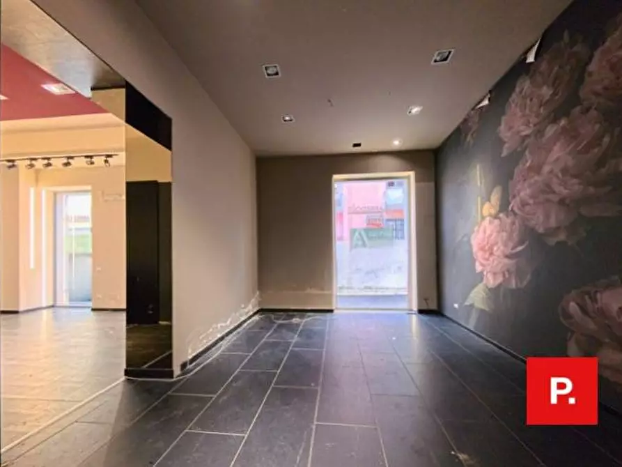 Immagine 9 di Locale commerciale in affitto  in via san carlo a Caserta