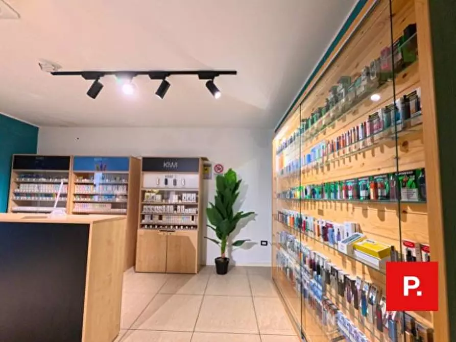 Immagine 6 di Locale commerciale in affitto  a Caserta