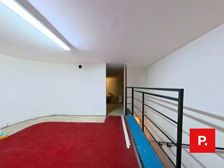 Immagine 11 di Locale commerciale in affitto  a Caserta