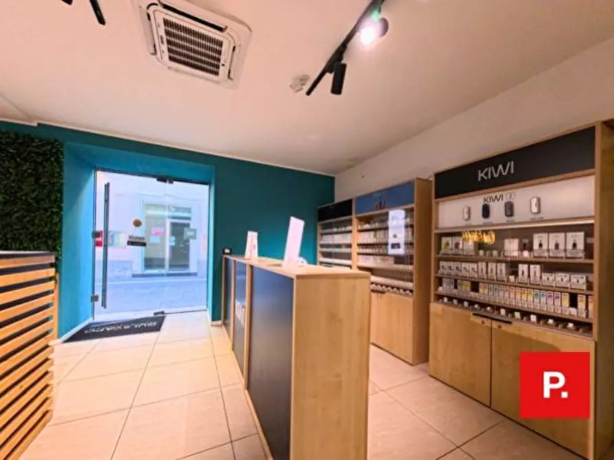 Immagine 9 di Locale commerciale in affitto  a Caserta