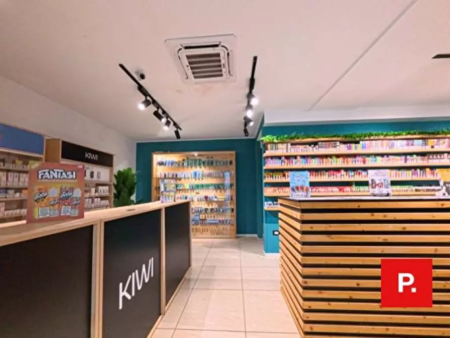 Immagine 8 di Locale commerciale in affitto  a Caserta