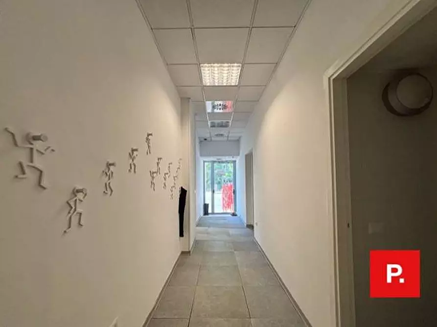 Immagine 8 di Locale commerciale in affitto  in Piazza Della Seta 1 a Caserta