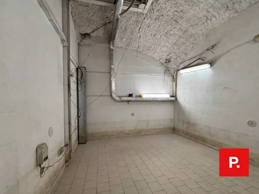 Immagine 18 di Locale commerciale in affitto  in Piazza Della Seta 1 a Caserta
