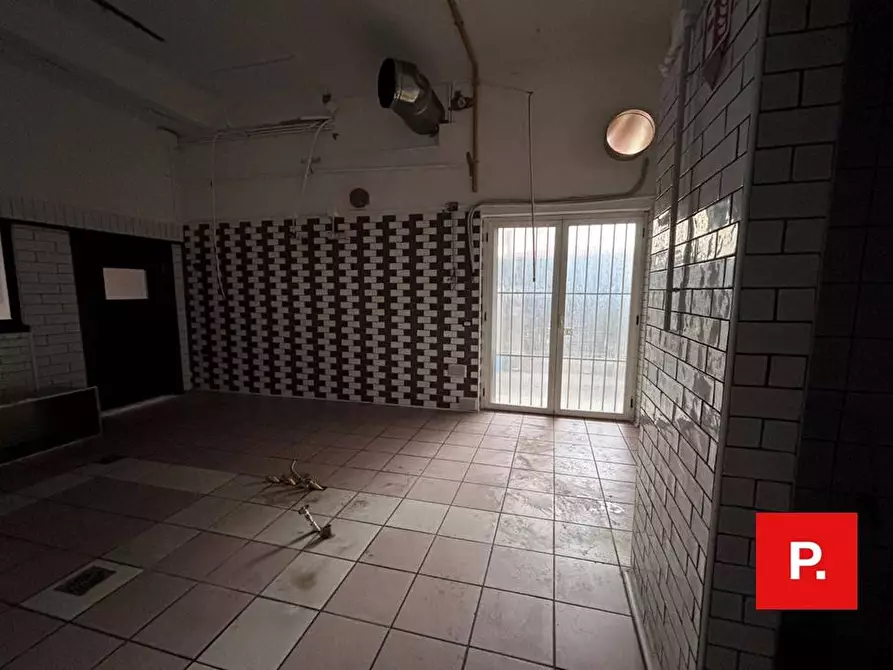 Immagine 16 di Locale commerciale in affitto  in via giuseppe maria bosco a Caserta