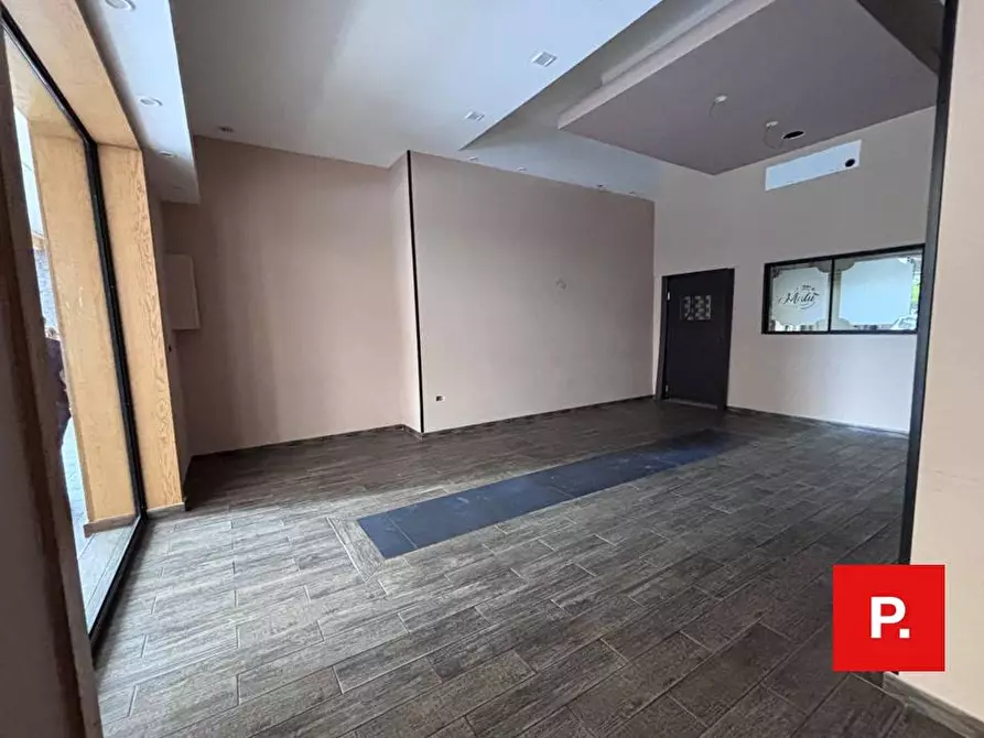 Immagine 2 di Locale commerciale in affitto  in via giuseppe maria bosco a Caserta