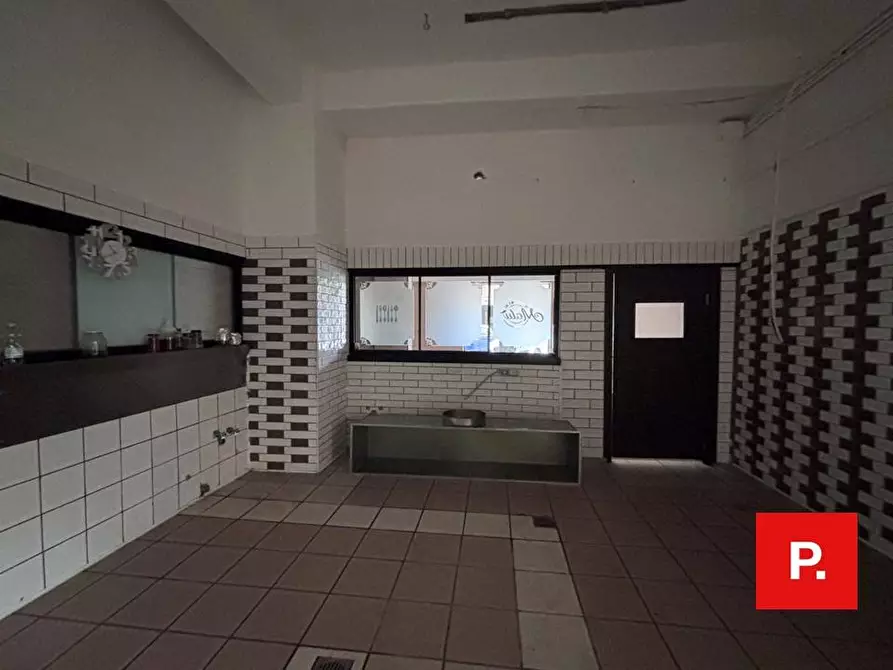 Immagine 22 di Locale commerciale in affitto  in via giuseppe maria bosco a Caserta