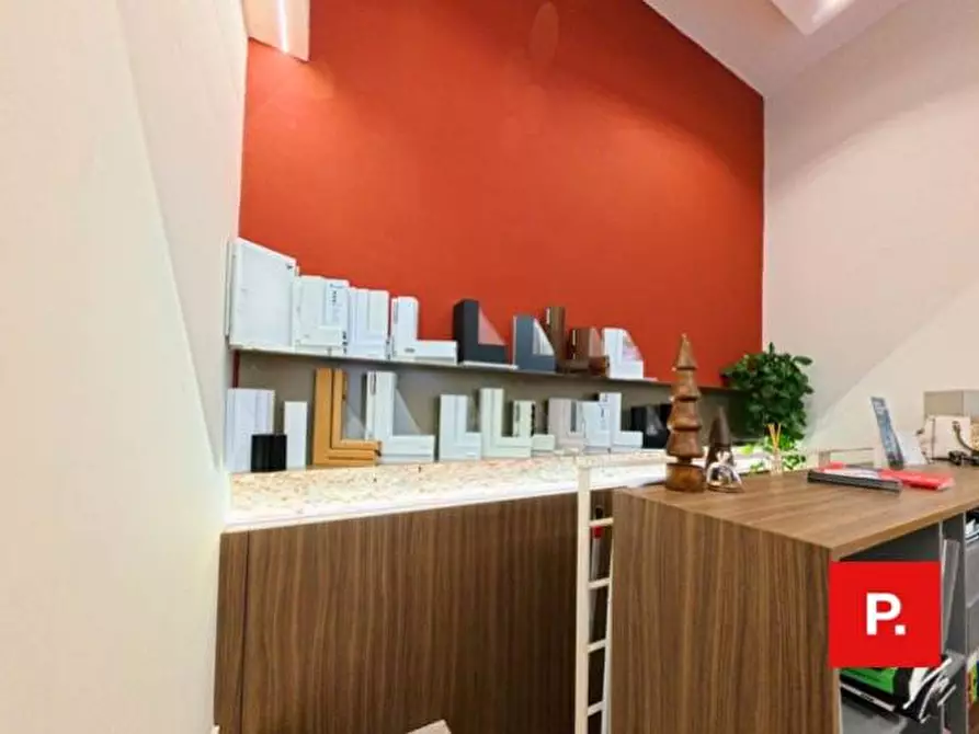 Immagine 11 di Locale commerciale in vendita  in via turati a Caserta