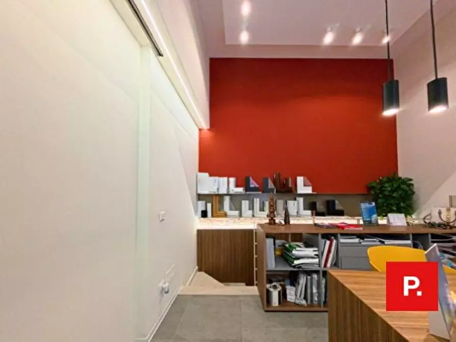 Immagine 9 di Locale commerciale in vendita  in via turati a Caserta