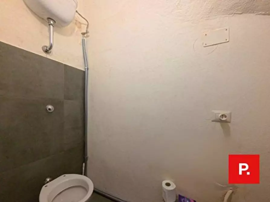 Immagine 16 di Locale commerciale in vendita  in via turati a Caserta