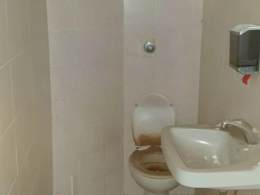 Immagine 8 di Attività commerciale in vendita  a Ascoli Piceno