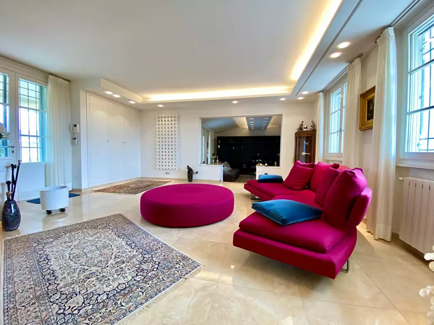 Immagine 1 di Villa in vendita  in Gallino a Camaiore