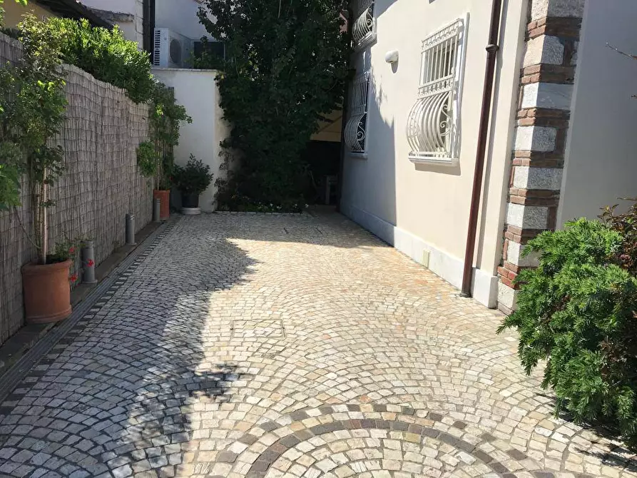 Immagine 2 di Villa in vendita  a Forte Dei Marmi